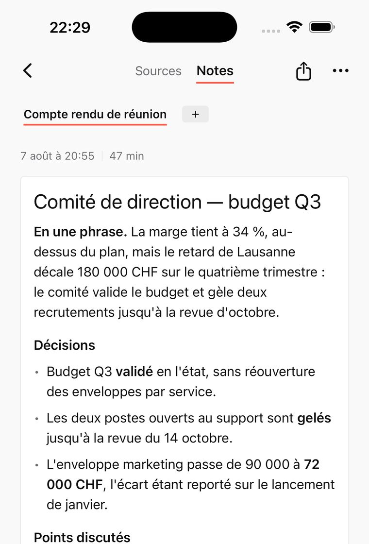 Écran de l'application : une note intitulée « Comité de direction, budget Q3 », avec un résumé en une phrase, une liste de décisions et les points discutés.